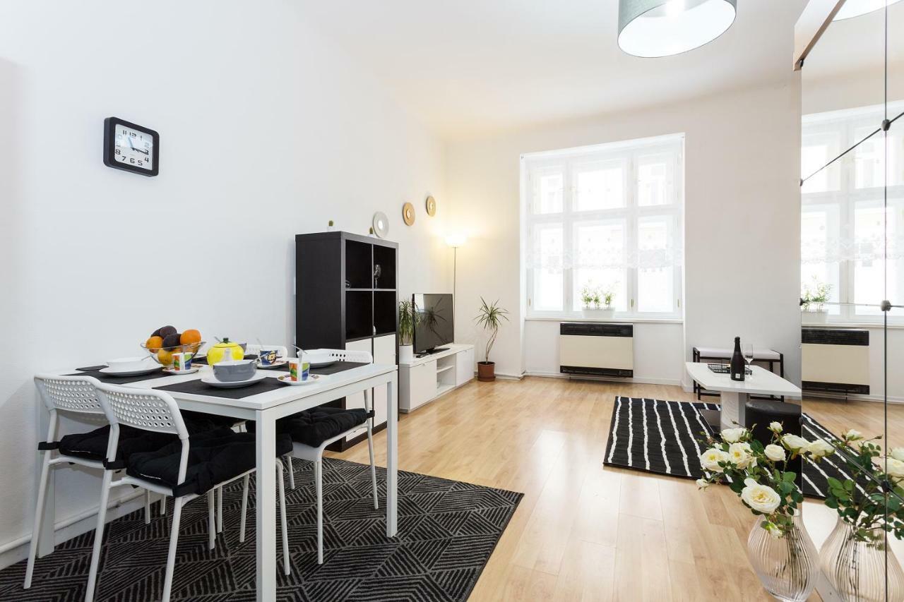 Stylish Apartment On Riverside Prague Extérieur photo